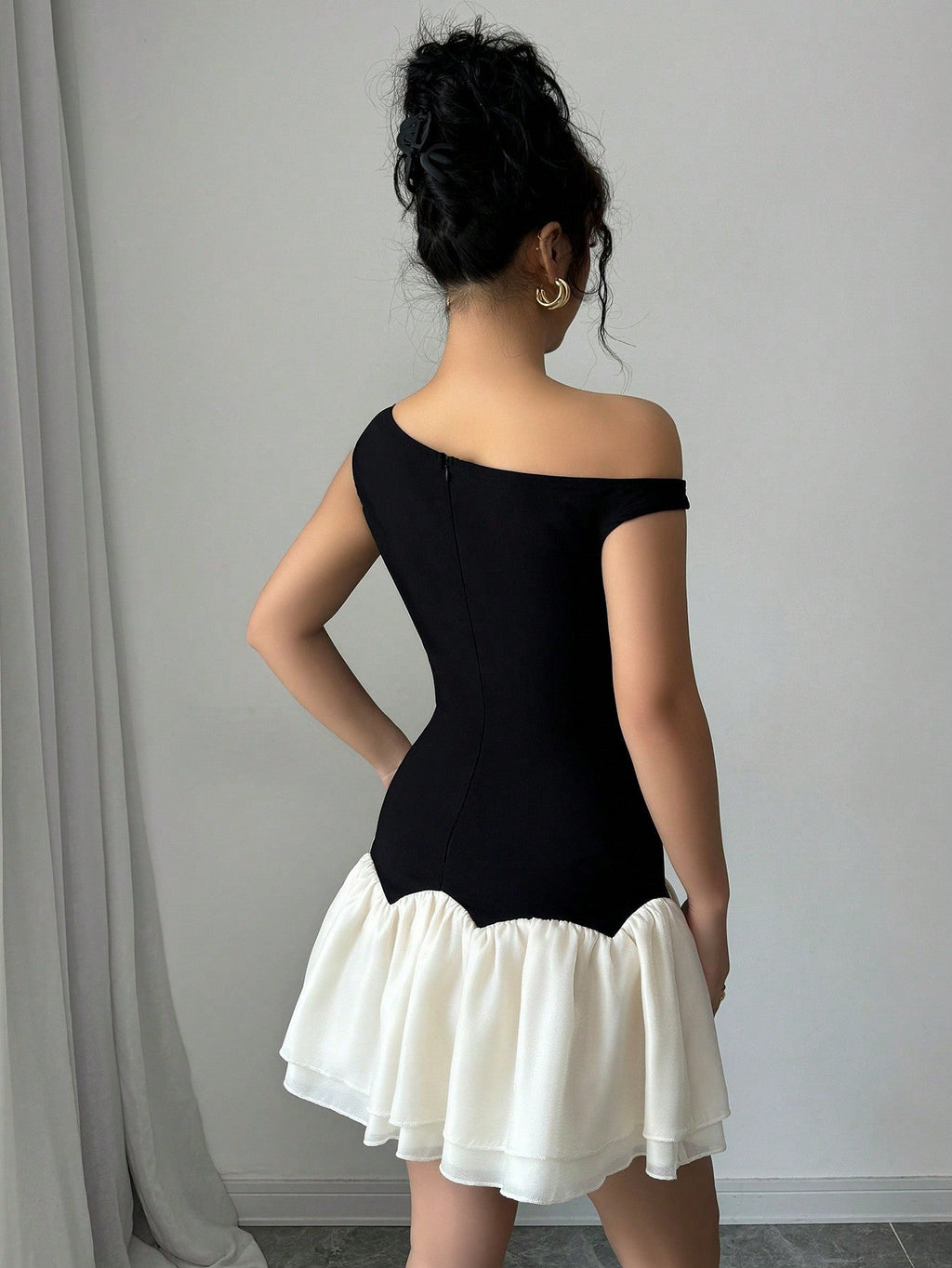 Dark And Light Color Block Woven Twill Splicing Organza Design Sleeveless Asymmetric Off-Shoulder New Women's Black Short Dress