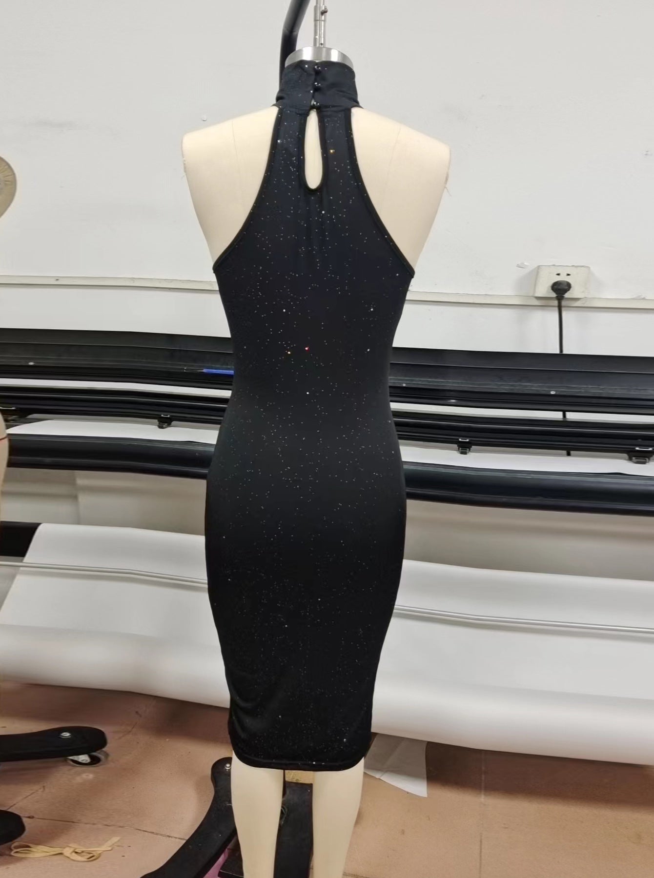 Modified high collar sleeveless slim dress